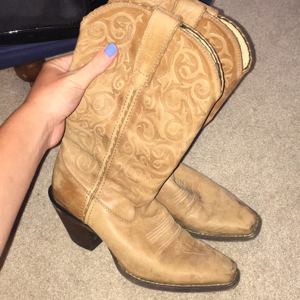 Adorable very detailed cowgirl boots!